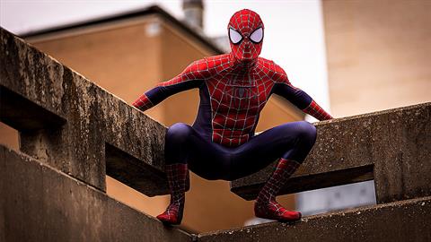 Θεσσαλονικιός ντύθηκε Spiderman και έκλεψε λεφτά από το σπίτι της γιαγιάς του