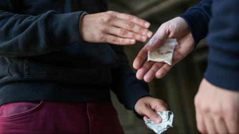 Βόρεια προάστια: 14χρονοι διακινούσαν ναρκωτικά σε σχολεία και παιδικές χαρές