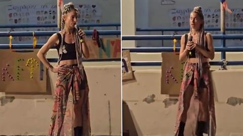 Συγκινεί δασκάλα που αφιέρωσε τη σχολική γιορτή στις 17χρονες από την Ηλιούπολη