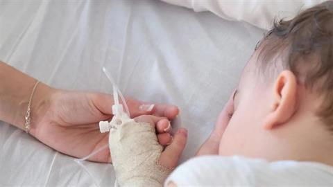 Πάτρα: βρέφος 7 μηνών νοσηλεύεται με κατάγματα και τραύματα στο κεφάλι