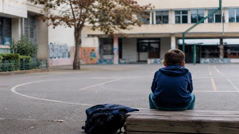 Γυναικοκτονίες στην Ελλάδα: τι γίνεται με τα παιδιά που μένουν πίσω 