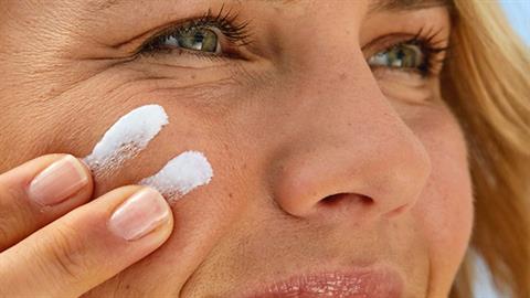 Καλοκαιρινή περιποίηση μετά τα 40: τι χρειάζεται πραγματικά η επιδερμίδα σου