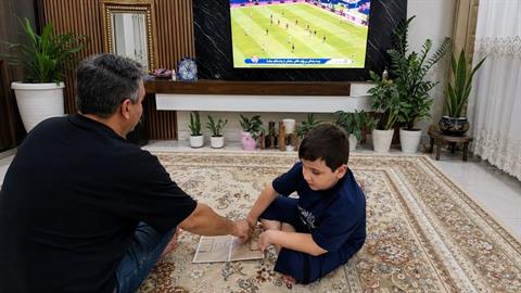 Μπαμπάς βοηθάει τον τυφλό γιο του να παρακολουθήσει το Μουντιάλ