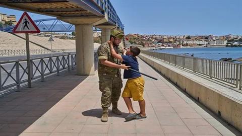 Θέουτα: 12χρονος κλαίει και εκλιπαρεί Ισπανό στρατιώτη να μην τον απελάσει
