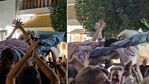 Κρήτη: σήκωσαν ηλικιωμένη με ξαπλώστρα σε πανηγύρι για να μη χάσει το γλέντι!