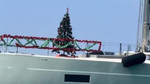 Σύβοτα: με το που μπήκε ο Σεπτέμβριος, σκάφος στολίστηκε... για τα Χριστούγεννα