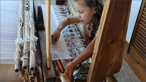4.000 δημοτικά ξεκινούν υφαντική, κέντημα, πλέξιμο και κεραμική - τι περιλαμβάνει το νέο πρόγραμμα