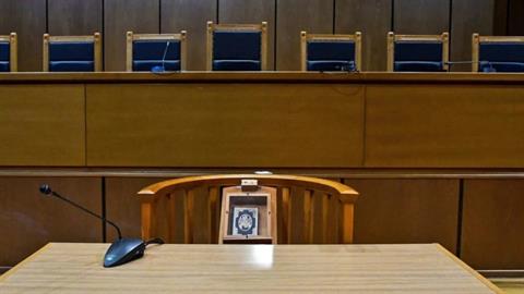 Δικαστήριο είπε «όχι» σε μπαμπά που ζήτησε μείωση διατροφής του 18χρονου γιου του