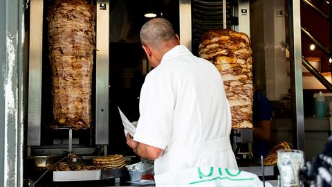 5 τύποι πελατών που συναντάς στο σουβλατζίδικο, σύμφωνα με έναν σουβλατζή