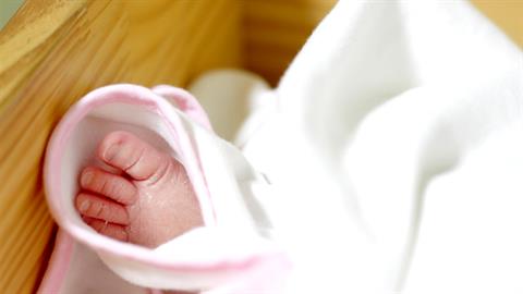 Ανείπωτη τραγωδία στα Ιωάννινα: μωράκι 3 μηνών πέθανε ξαφνικά στον ύπνο του