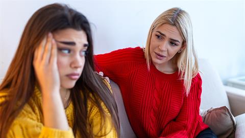 Θες πραγματικά να βοηθήσεις κάποιον που περνάει μια δύσκολη φάση; ΜΗΝ του πεις αυτή τη φράση!