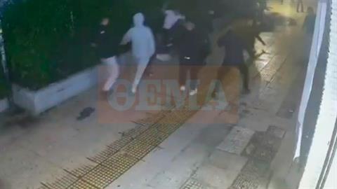 15 ανηλίκοι επιτέθηκαν σε δύο 18χρονους - τον έναν τον μαχαίρωσαν πισώπλατα