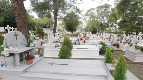 2 αδέρφια έθαψαν τη μητέρα τους στον κήπο επειδή δεν είχαν λεφτά για κηδεία!