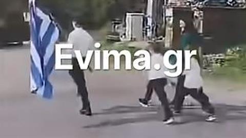 Μόλις 3 μαθητές παρέλασαν στο μικρό χωριό Κόμητο και συγκίνησαν