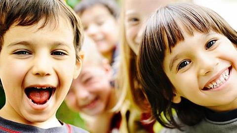 Οι πράξεις καλοσύνης κάνουν τα παιδιά πιο ευτυχισμένα