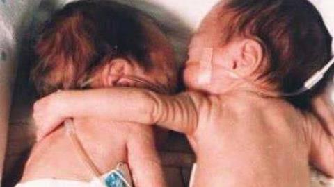 Η δύναμη της αγάπης: 10 χρόνια μετά τη «σωτήρια αγκαλιά»