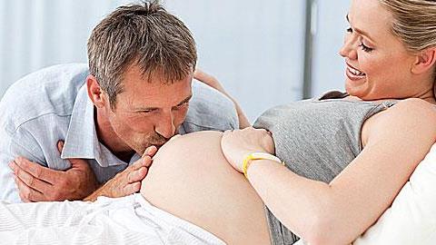 Στο μαιευτήριο: Τι χρειάζεται από εσάς η σύντροφός σας