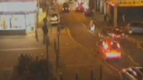 Βίντεο - σοκ: Αυτοκίνητο χτυπά γυναίκα και παιδί και τους εγκαταλείπει