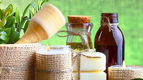 5 φυσικά καλλυντικά για να φτιάξετε μόνη σας