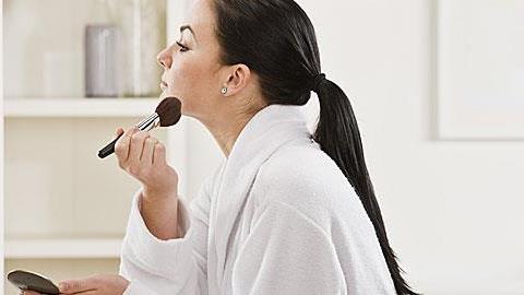 10 λάθη στο μακιγιάζ που... προσθέτουν χρόνια