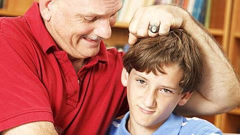 Τι μας εκνευρίζει στους μπαμπάδες μας