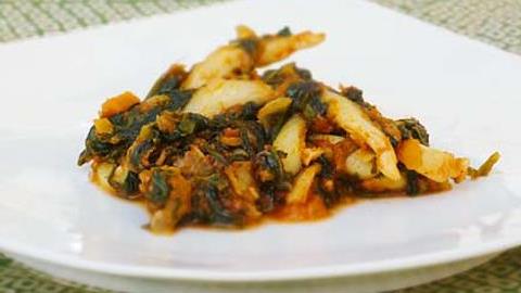 Σουπιές με σπανάκι με το μελάνι τους