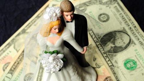 Κόβεται το επίδομα γάμου