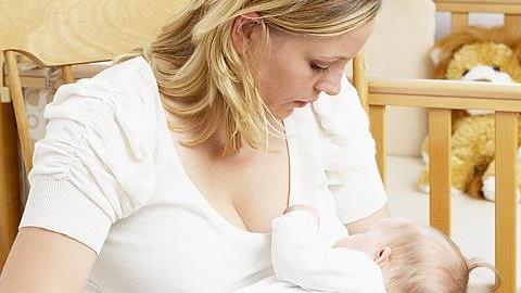 Η πίεση για θηλασμό αγχώνει τις μαμάδες
