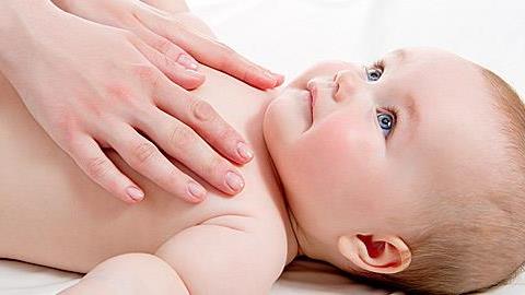 Βρεφικό μασάζ: Δείτε πώς θα το κάνετε σωστά