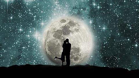 Ζώδια και έρωτας: Μάθετε με ποια ταιριάζετε