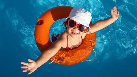 Γιατί δεν πρέπει να πίνετε το νερό της πισίνας