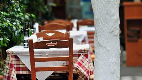 Τραπεζάκια έξω: 5 ταβέρνες με αυλή