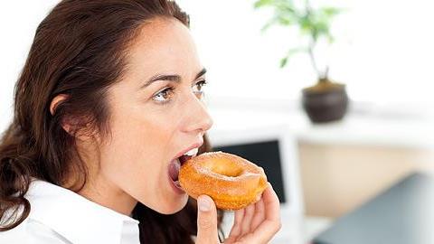 Παρηγοριά στο φαγητό βρίσκουν οι σκληρά εργαζόμενες γυναίκες