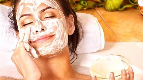 Μάσκες προσώπου: Σπιτικές συνταγές για το καλοκαίρι