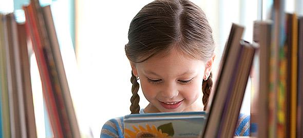 Πώς να μεγαλώσετε ένα παιδί που προτιμά τα βιβλία από τις οθόνες