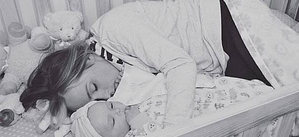 Ο απίστευτα συγκινητικός λόγος που αυτή η μητέρα κοιμήθηκε στην κούνια του μωρού της