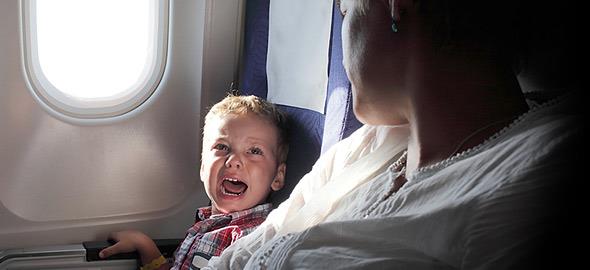 Πώς να είναι ήσυχο το παιδί όταν ταξιδεύετε με αεροπλάνο