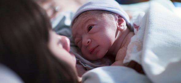 Τι σκέφτεται κάθε γονιός την πρώτη φορά που κρατάει αγκαλιά το μωρό του