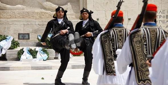 Ράγισαν καρδιές στην αλλαγή φρουράς στη μνήμη της γενοκτονίας των ...
