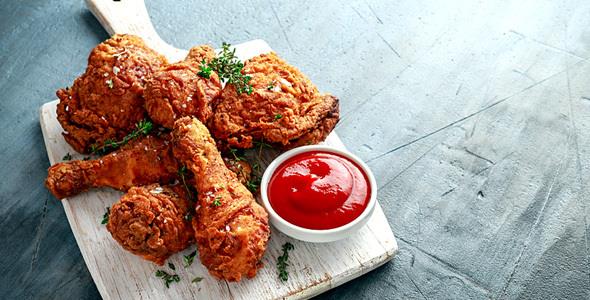 Τραγανό κοτόπουλο αλά KFC: πώς να το φτιάξετε μόνες σας, σπιτικό και λαχταριστό!