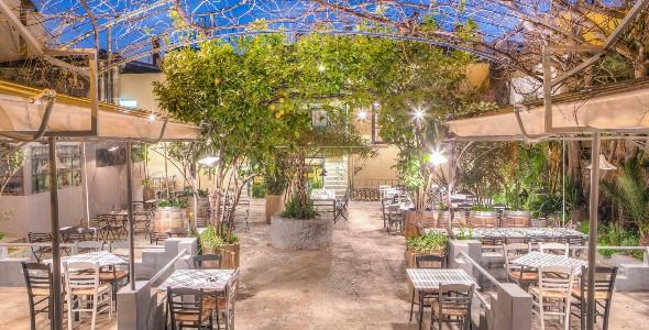 5 ταβέρνες με μεγάλη αυλή για να φάμε και να πιούμε με ασφάλεια