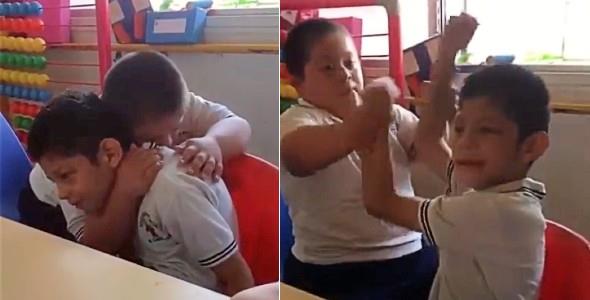 Παιδί με σύνδρομο Down αγκαλιάζει και φροντίζει τον αυτιστικό συμμαθητή του